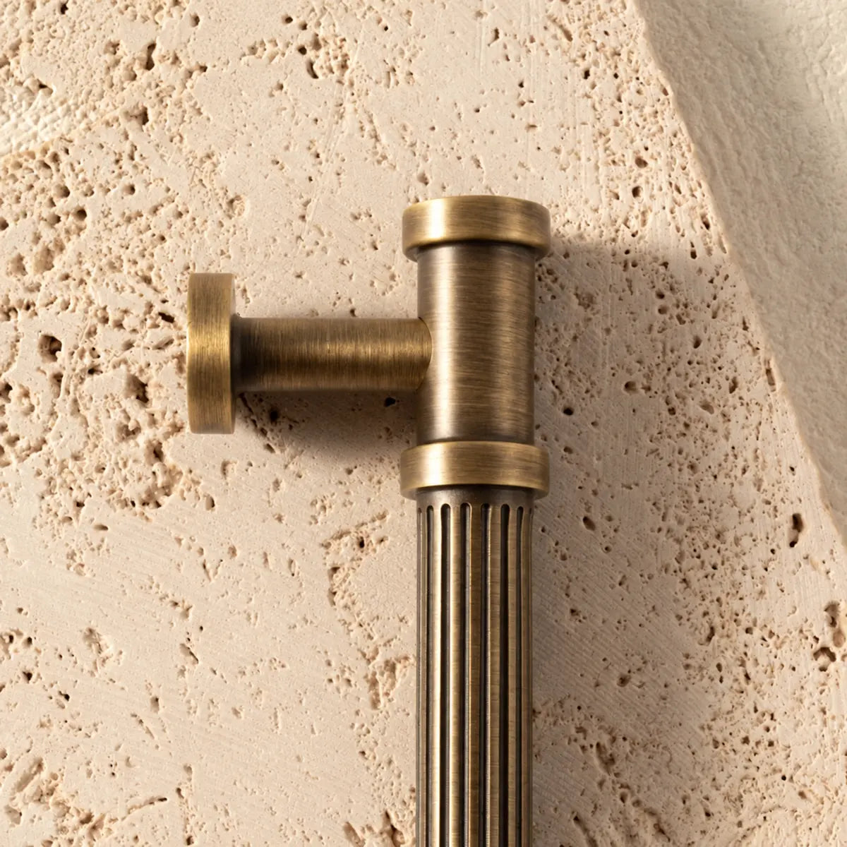 Round mounting post and smooth collar of antique brass reeded pull